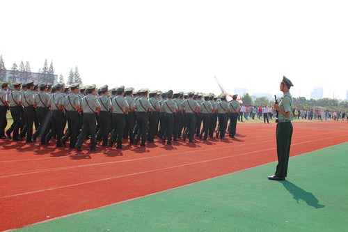 我校軍訓(xùn)方陣向全校師生匯報訓(xùn)練成果
