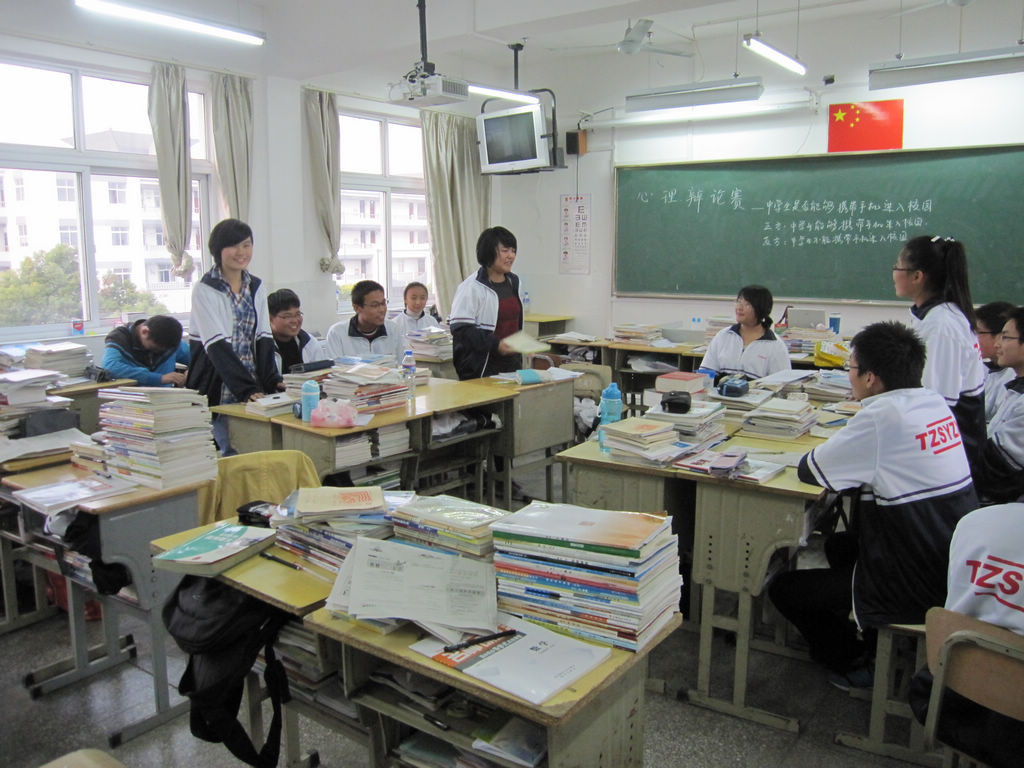 校馨心苑心理社團舉行“中學生能否帶手機進校園”辯論賽