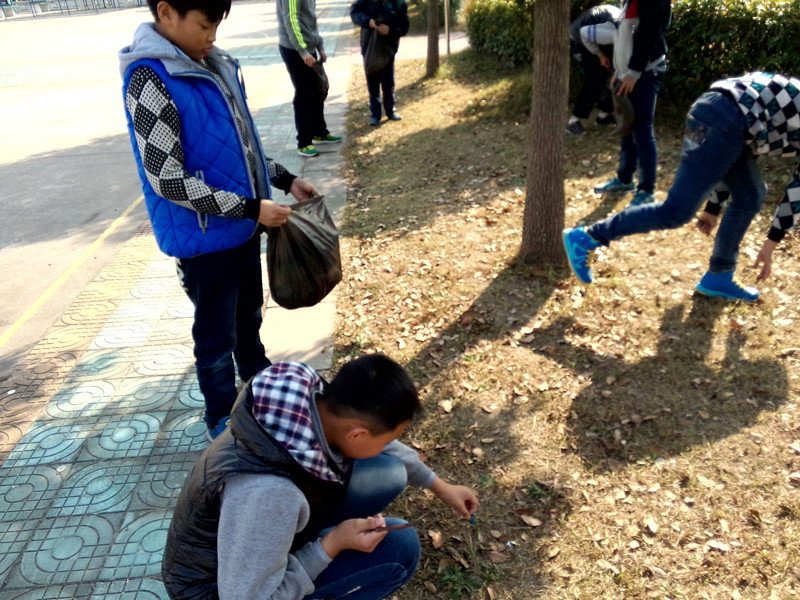 3月12日青年志愿者創(chuàng)綠色校園，樹文明新風