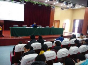 我校團委召開團員及入團積極分子團課培訓(xùn)