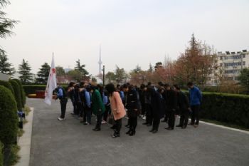 祭奠烈士英魂?弘揚(yáng)民族精神—泰州實驗中學(xué)清明祭掃活動